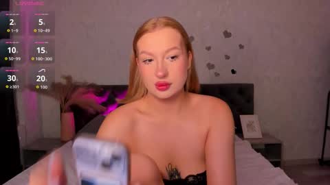 Snapshot of hollyylee chatting on September 30, 12:15 am Emma online show from September 30, 12:15 am