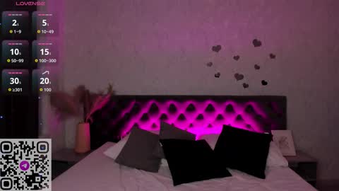 Snapshot of hollyylee chatting on October 1, 12:49 am Emma online show from October 1, 12:49 am
