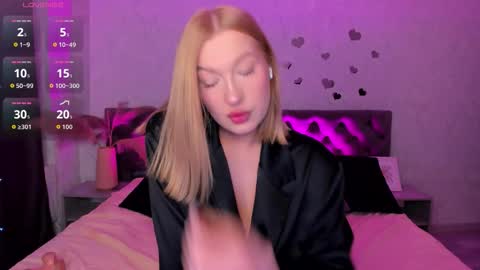 Snapshot of hollyylee chatting on October 6, 12:41 am Emma online show from October 6, 12:41 am