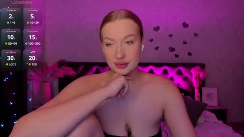 Snapshot of hollyylee chatting on October 12, 11:59 pm Emma online show from October 12, 11:59 pm