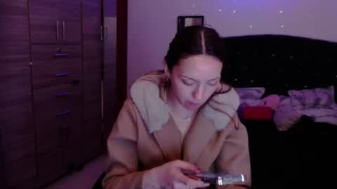 holy_julii online show from June 15, 2:36 am