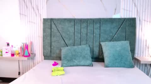 Snapshot of holy_un chatting on April 23, 11:42 am Ariana Mora online show from April 23, 11:42 am
