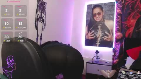 Snapshot of holydeath_1 chatting on June 4, 8:37 pm Milena online show from June 4, 8:37 pm