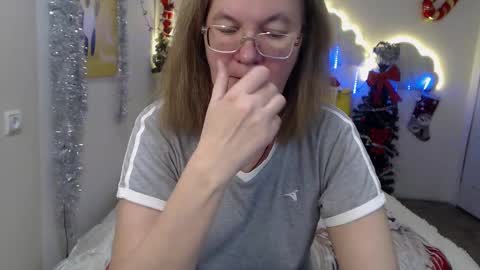 holymilfa online show from December 8, 10:19 am