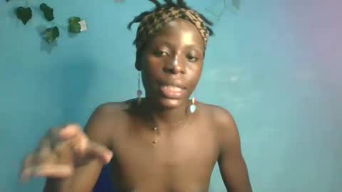 Snapshot of honey_bug2 chatting on April 17, 10:24 pm Queen online show from April 17, 10:24 pm
