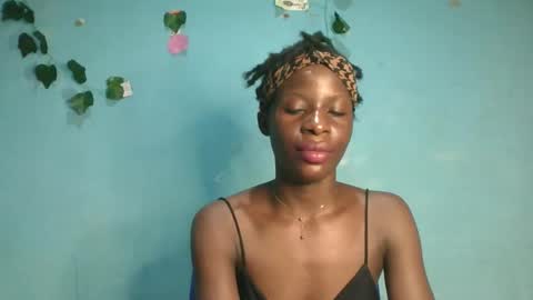 Snapshot of honey_bug2 chatting on April 18, 8:20 pm Queen online show from April 18, 8:20 pm