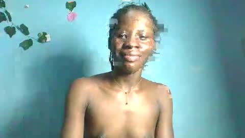 Snapshot of honey_bug2 chatting on May 12, 5:26 am Queen online show from May 12, 5:26 am