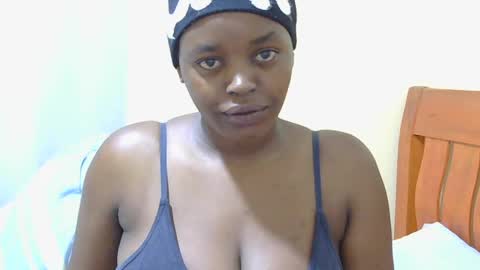 Snapshot of honey_caddy chatting on June 23, 4:43 am honey_caddy online show from June 23, 4:43 am