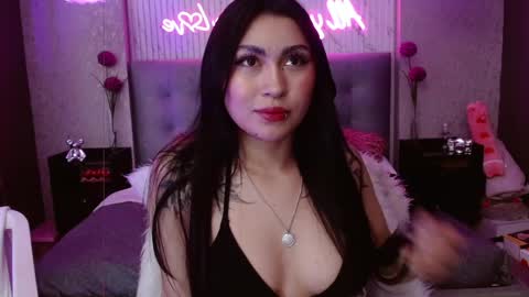 Snapshot of honey_doll_x chatting on May 12, 8:33 am honey_doll_x online show from May 12, 8:33 am