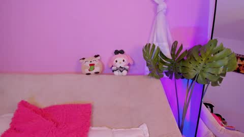 Snapshot of honey_m0on chatting on April 17, 6:44 pm Milenka online show from April 17, 6:44 pm