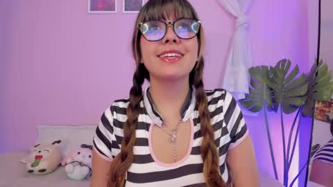 Snapshot of honey_m0on chatting on April 25, 5:54 pm Milenka online show from April 25, 5:54 pm