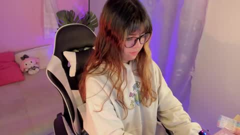 Snapshot of honey_m0on chatting on April 28, 6:57 pm Milenka online show from April 28, 6:57 pm