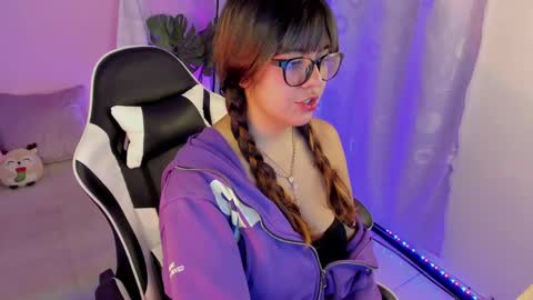 Snapshot of honey_m0on chatting on May 7, 7:08 pm Milenka online show from May 7, 7:08 pm
