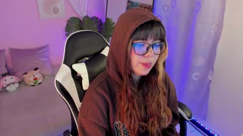Snapshot of honey_m0on chatting on May 8, 7:08 pm Milenka online show from May 8, 7:08 pm