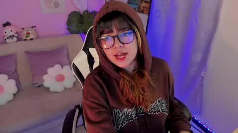 Snapshot of honey_m0on chatting on May 14, 6:47 pm Milenka online show from May 14, 6:47 pm