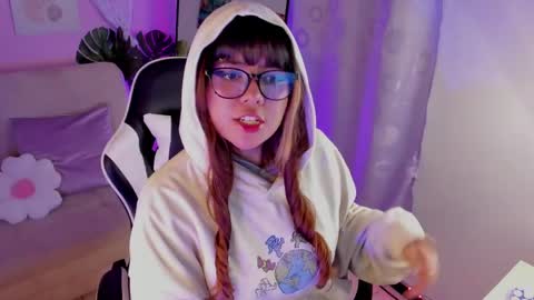 Snapshot of honey_m0on chatting on May 21, 6:48 pm Milenka online show from May 21, 6:48 pm
