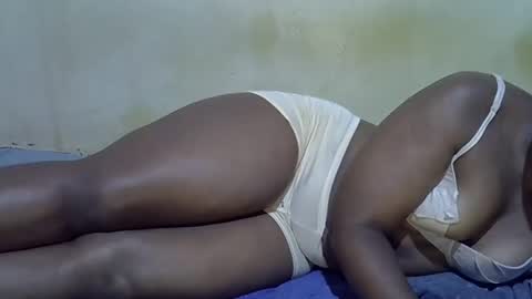 Snapshot of honey_sunshiny chatting on May 29, 7:39 am honey_sunshiny online show from May 29, 7:39 am