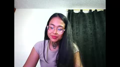 honeyblue1233 online show from March 15, 12:05 am