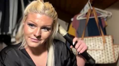 Snapshot of honeybuhnny chatting on February 21, 2:23 am honeybuhnny online show from February 21, 2:23 am