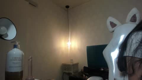 Snapshot of honeybuu_ chatting on May 30, 4:09 am Emily online show from May 30, 4:09 am