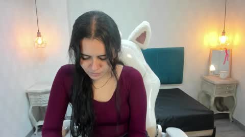 Snapshot of honeybuu_ chatting on June 10, 2:49 pm Emily online show from June 10, 2:49 pm