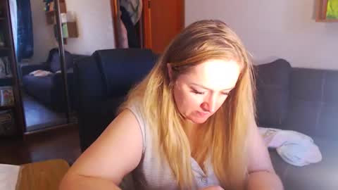 Snapshot of honeydewmolly chatting on December 3, 12:36 pm HoneydewMolly online show from December 3, 12:36 pm