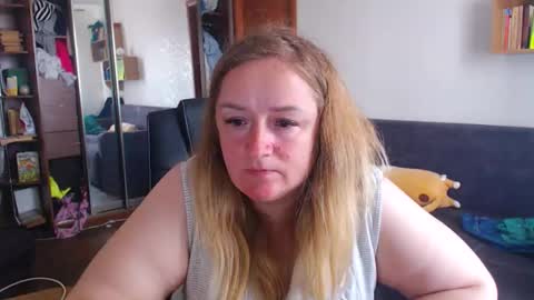 Snapshot of honeydewmolly chatting on April 2, 12:03 pm HoneydewMolly online show from April 2, 12:03 pm