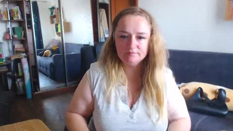 Snapshot of honeydewmolly chatting on July 1, 9:11 am HoneydewMolly online show from July 1, 9:11 am