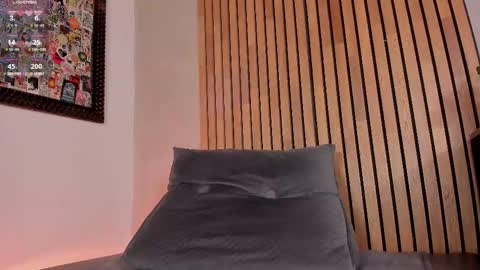 Sofia independent model online show from February 28, 11:55 am