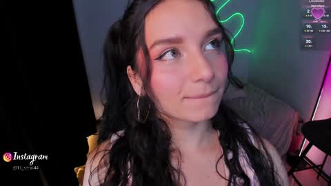 Snapshot of honeymoontea chatting on May 5, 11:35 pm online show from May 5, 11:35 pm