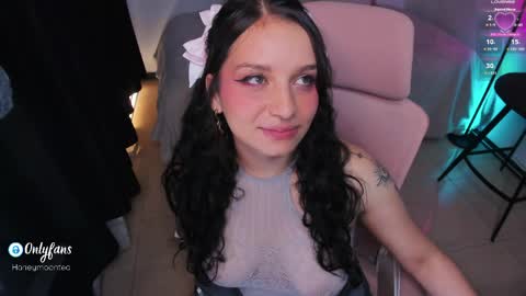Snapshot of honeymoontea chatting on May 13, 11:44 pm online show from May 13, 11:44 pm