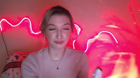 honeyveil online show from April 6, 7:04 pm