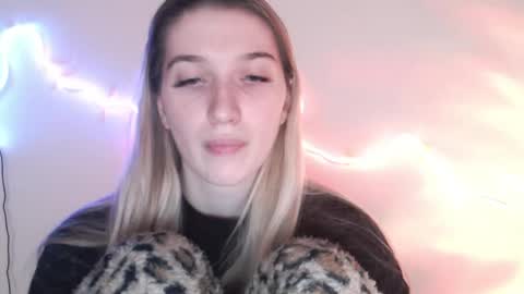 honeyveil online show from April 16, 2:18 pm