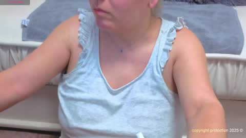 Snapshot of honeyvibelive chatting on June 1, 7:37 pm Nico online show from June 1, 7:37 pm