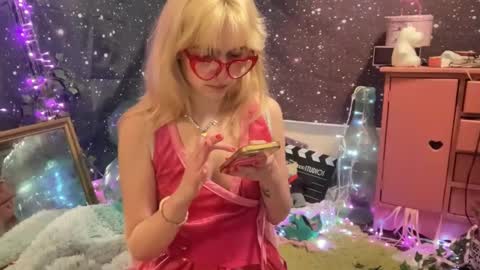 Emi Rose online show from February 6, 6:40 am