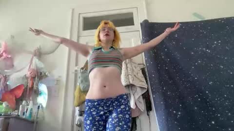 Snapshot of honeyxlimbed chatting on April 24, 6:32 pm Emi Rose online show from April 24, 6:32 pm