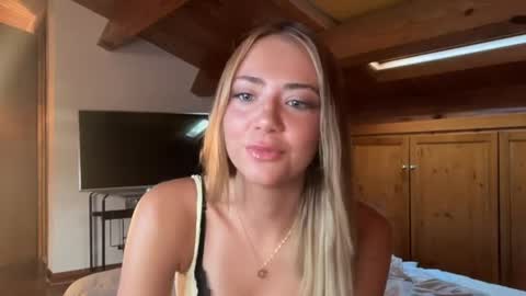 Snapshot of honeyyy95 chatting on June 16, 5:21 am Honey online show from June 16, 5:21 am