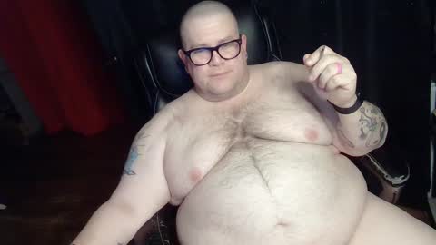 Snapshot of hoosierdaddyxl chatting on December 8, 4:57 am Sir online show from December 8, 4:57 am