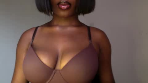 Snapshot of horny_goddess_delilah chatting on May 18, 11:05 am delilah online show from May 18, 11:05 am