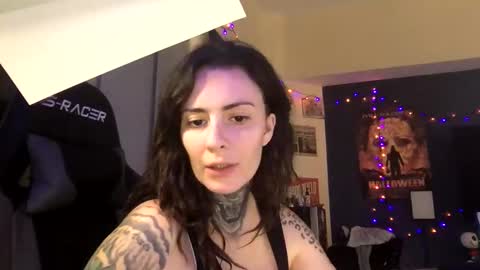 horrorqueen online show from March 26, 3:39 pm