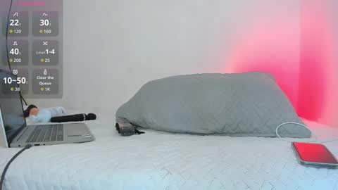 Snapshot of hot_boy_04 chatting on December 4, 2:43 am hot boy 04 online show from December 4, 2:43 am