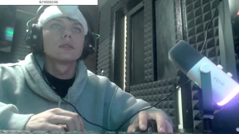 Snapshot of hot_boy_2002_ chatting on December 18, 10:02 pm Hot boy 2002 online show from December 18, 10:02 pm