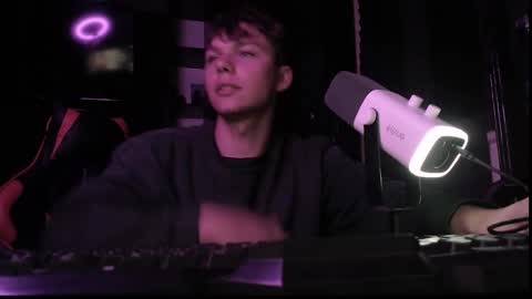 Snapshot of hot_boy_2002_ chatting on October 3, 7:44 pm Hot boy 2002 online show from October 3, 7:44 pm