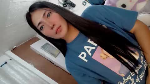 its me CLAUDIA online show from April 11, 1:59 pm