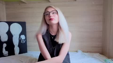 Snapshot of hot_kittie_hot chatting on June 12, 8:35 am hot_kittie_hot online show from June 12, 8:35 am