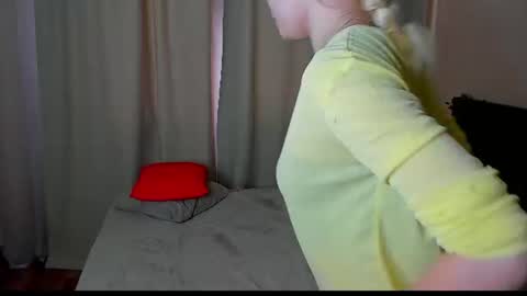 Snapshot of hot_kittie_hot chatting on June 30, 5:19 am hot_kittie_hot online show from June 30, 5:19 am