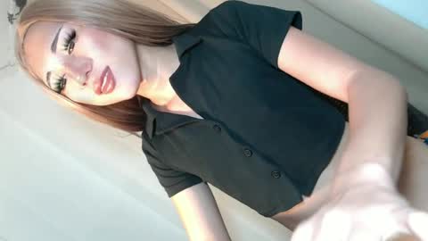 Snapshot of hot_little_angel18 chatting on June 28, 3:23 am hot_little_angel18 online show from June 28, 3:23 am
