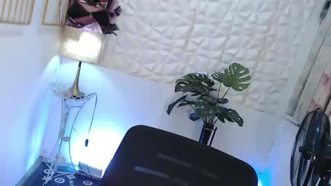 hot_petit69 online show from November 14, 6:17 pm