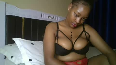 Snapshot of hot_sexxxy_bitch chatting on June 12, 12:53 am Amanda online show from June 12, 12:53 am
