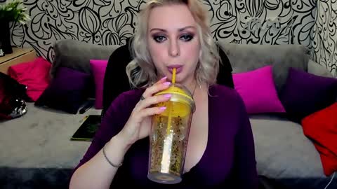 Snapshot of hotdreamhere chatting on January 13, 2:42 pm Alice online show from January 13, 2:42 pm